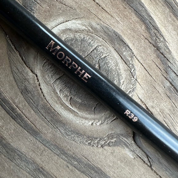 Morphe R39 tapered blender brush - Picture 2 of 3